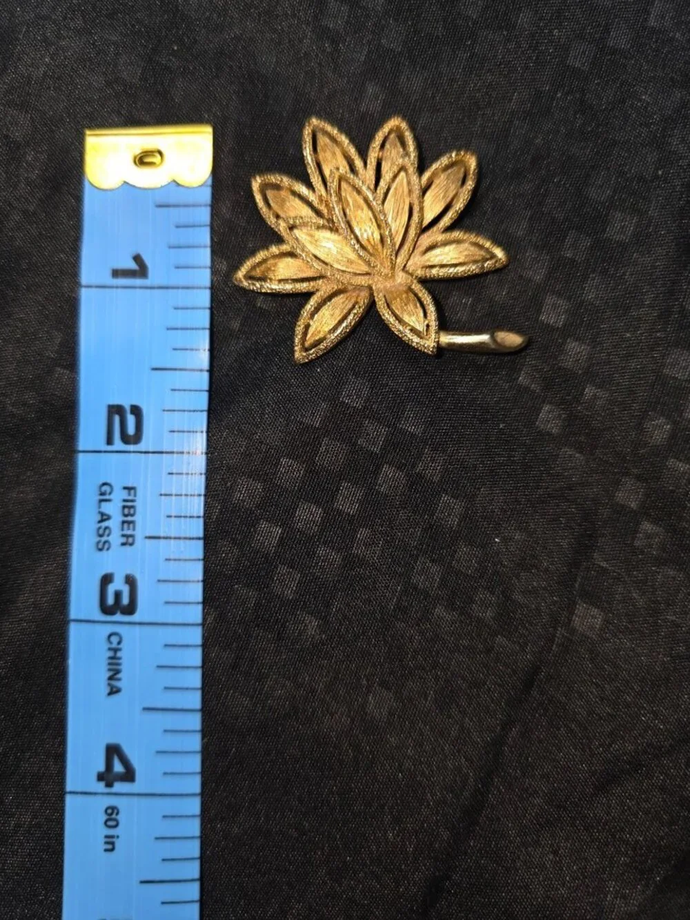 Vintage Avon Gold Tone Floral Brooch Pin Lotus Flower Design Retro Jewelry